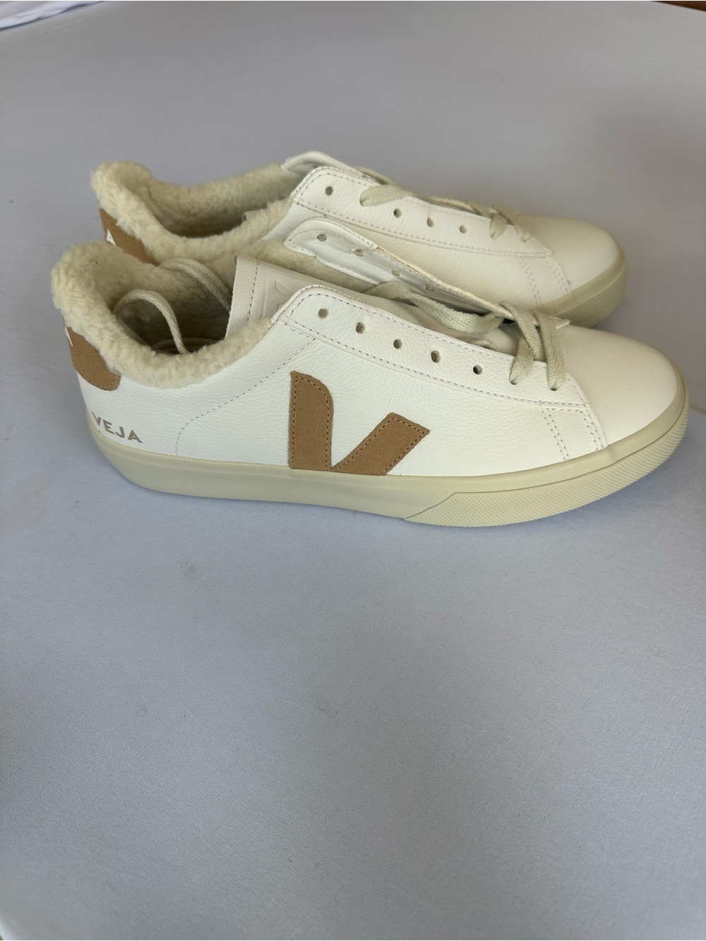 Veja Chrome Free leather Sneakers Lace up w/Tan V Logo and Faux Fur Lining 8/10 - Picture 2 of 16